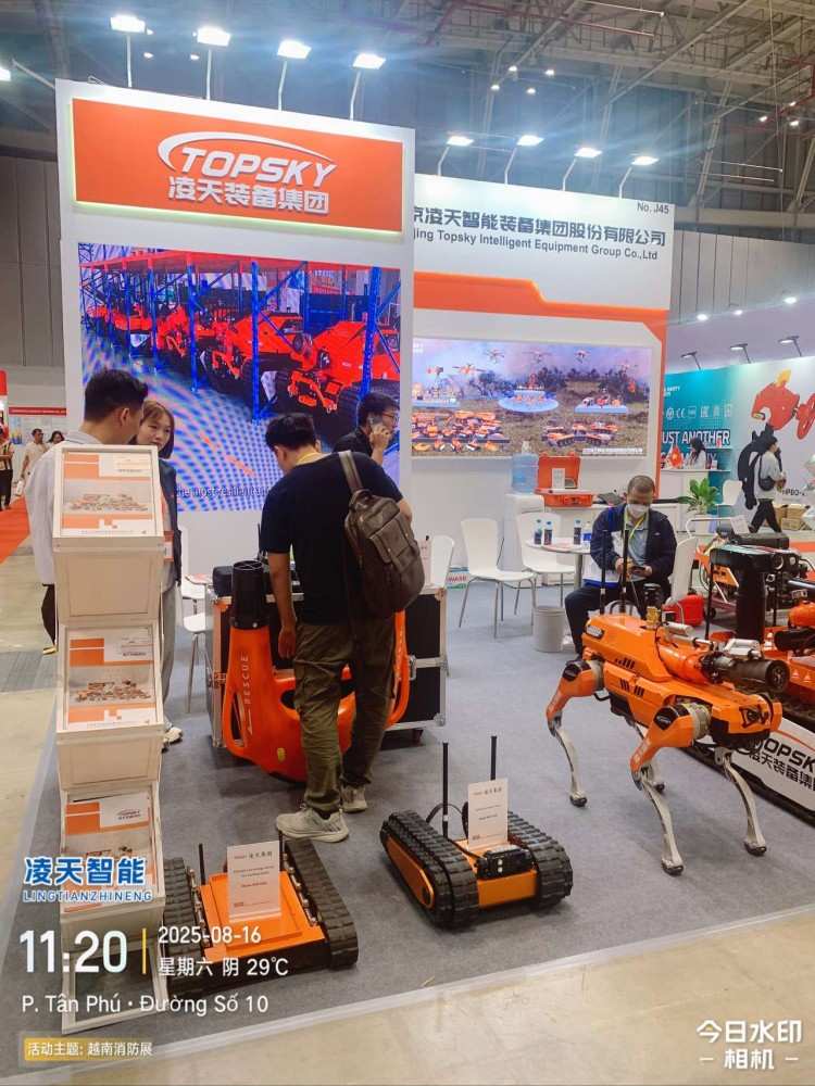 机器人 水上飞翼 机器狗展会.jpg