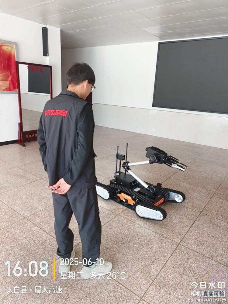1762154958655701.jpg 双摆臂排爆机器人验收1.jpg